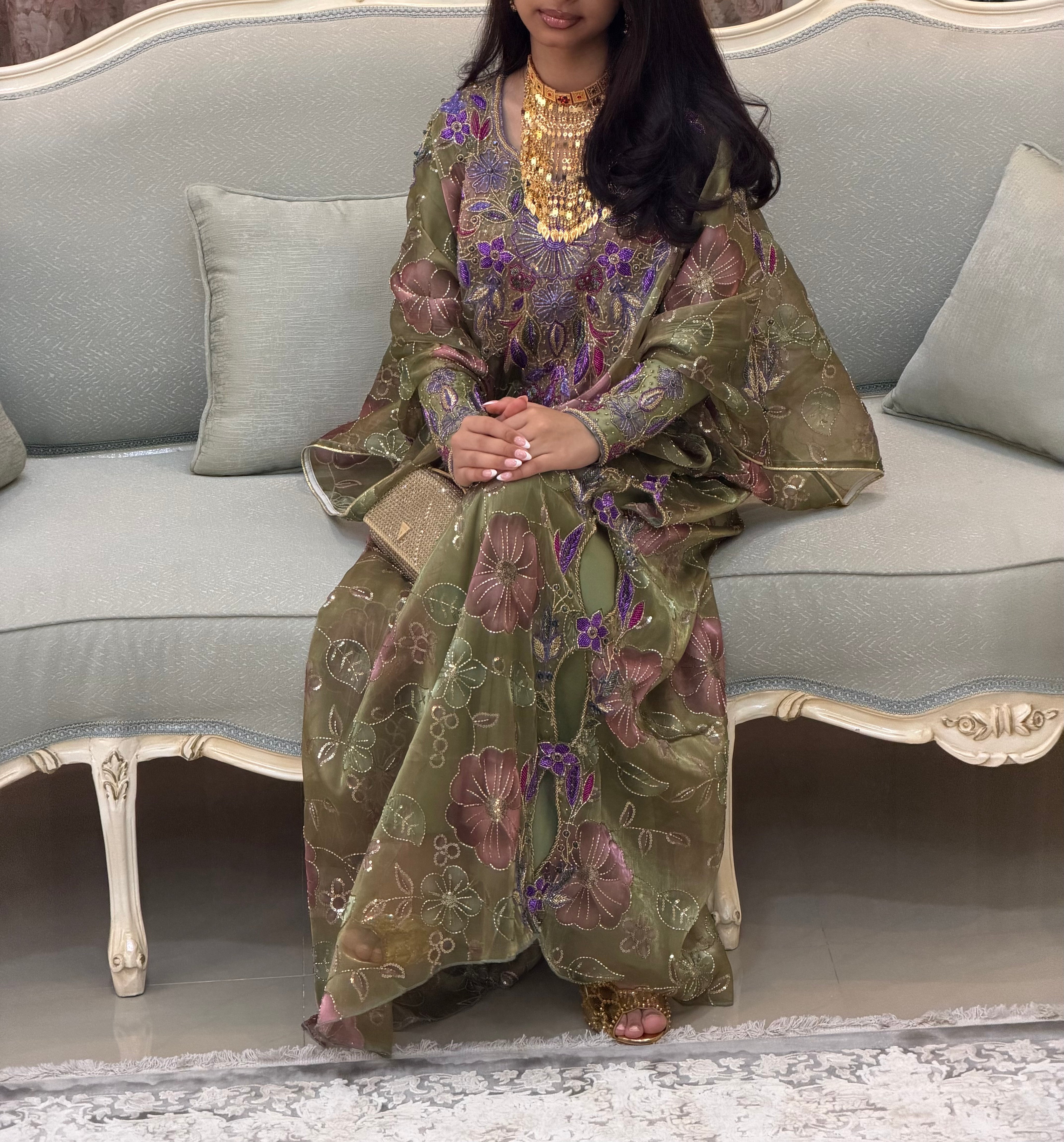 Razeen ( Emarati Thob , ثوب اماراتي )